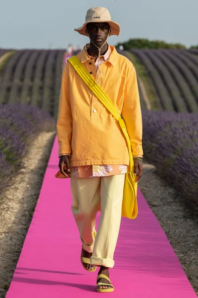 Look 10